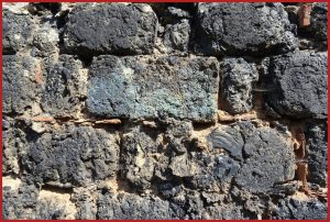 A salakbeton falak bontása szakszerűen történik, hogy a radon szint csökkenjen.